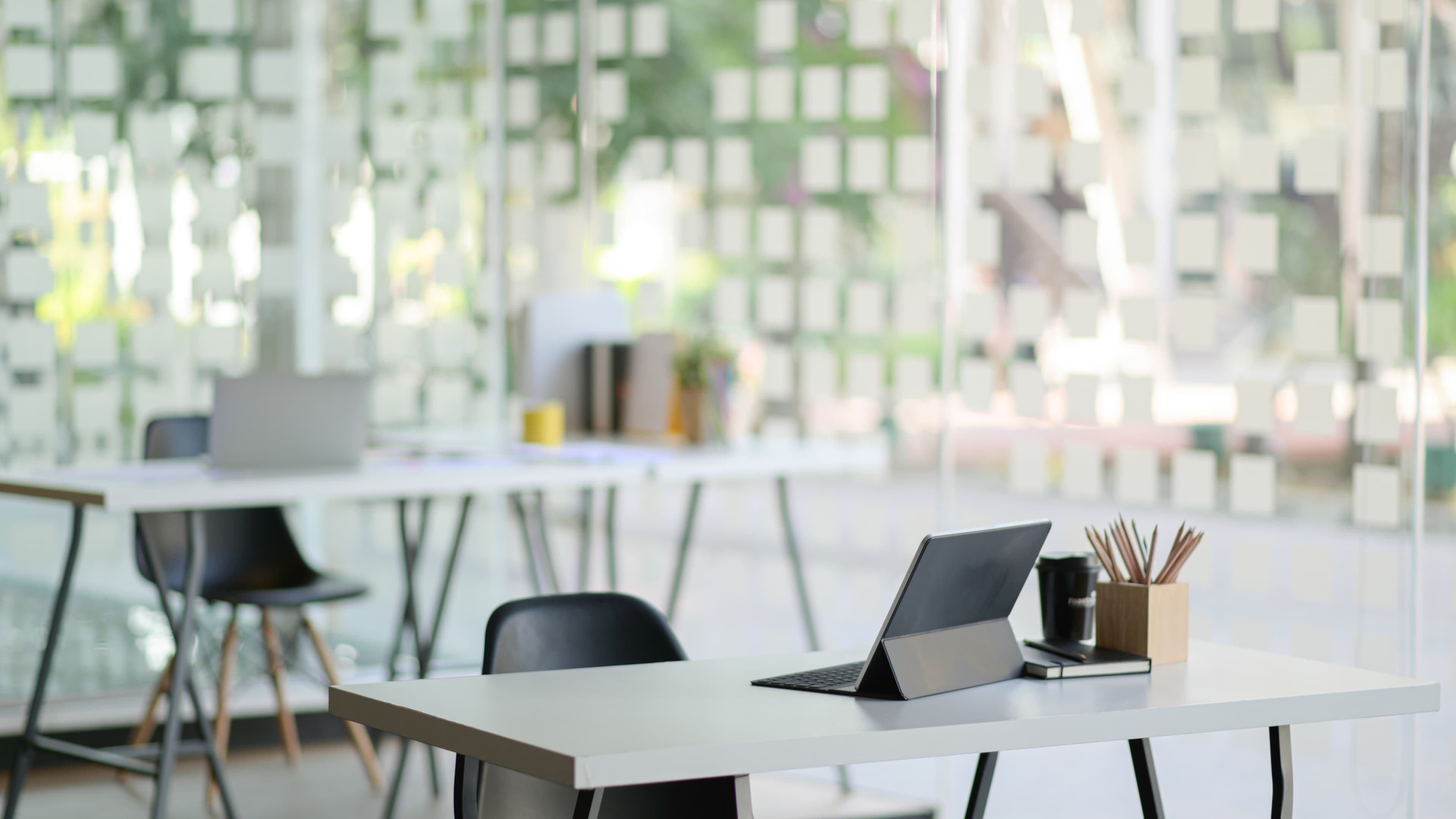 Tým marketérů WEBZI pracuje v pražské kanceláři na kampaních pro klienty