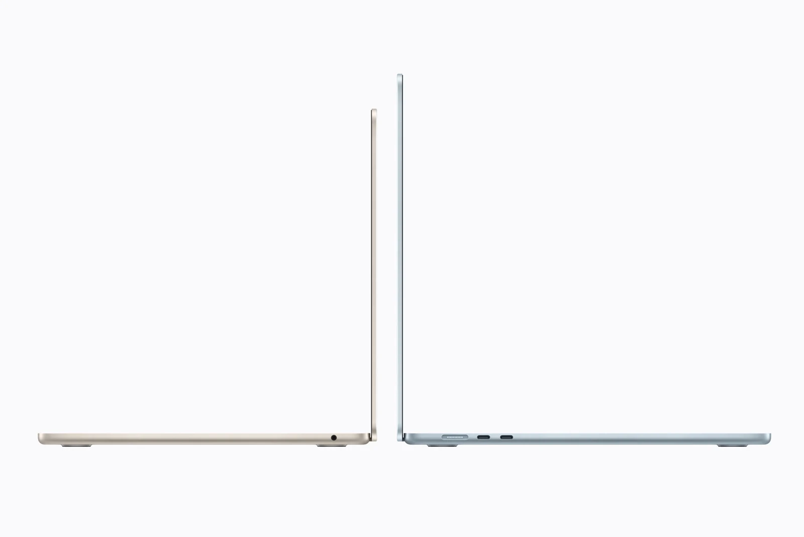 Dva MacBooky Air z profilu, otevřené zády k sobě: třináctipalcový ve hvězdně bílé a patnáctipalcový v blankytně modré