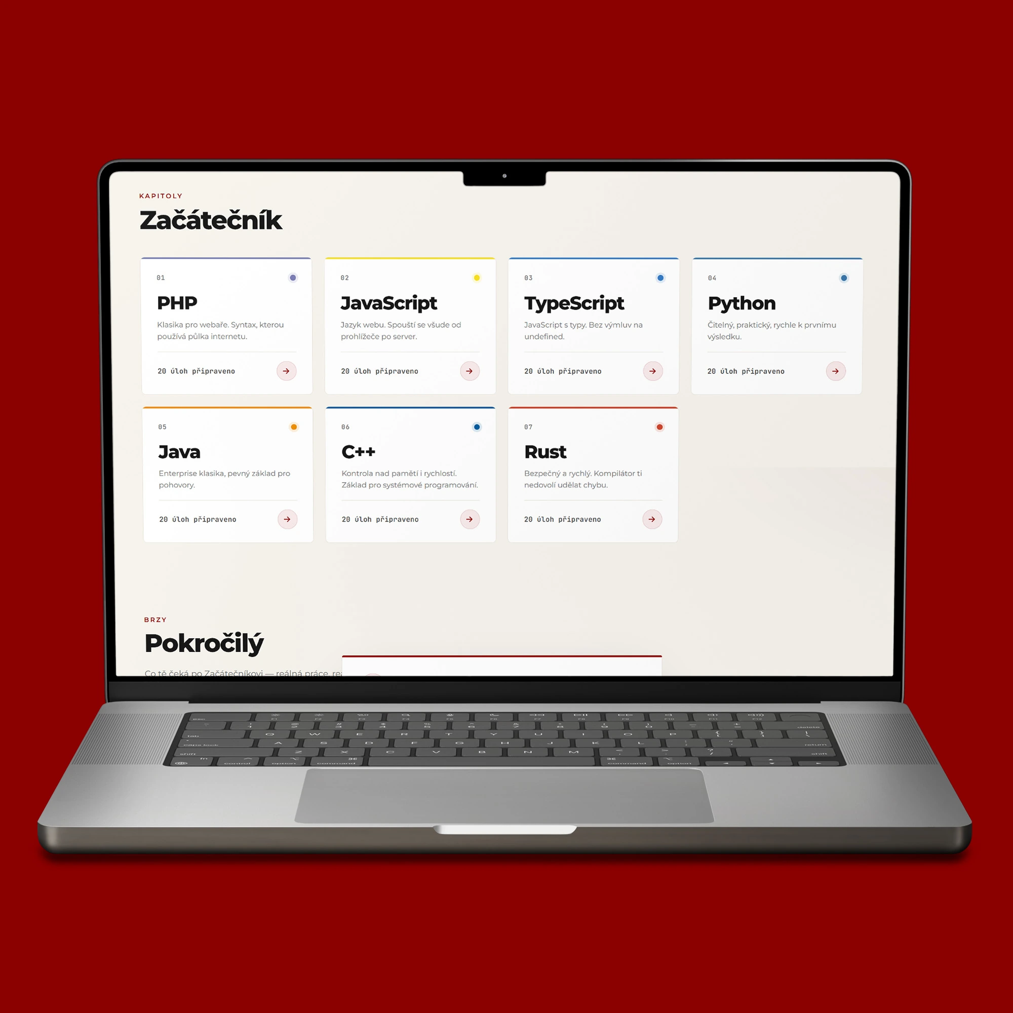Platforma Webzi Challenge zobrazená na notebooku MacBook s přehledem kurzů a interaktivním vzdělávacím rozhraním