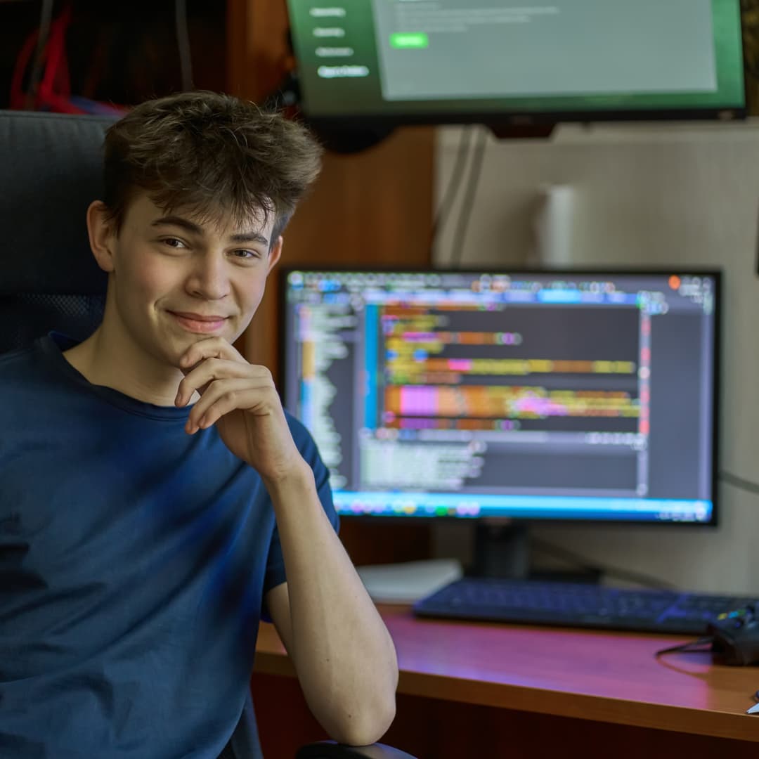 Student se učí programovat s moderními nástroji