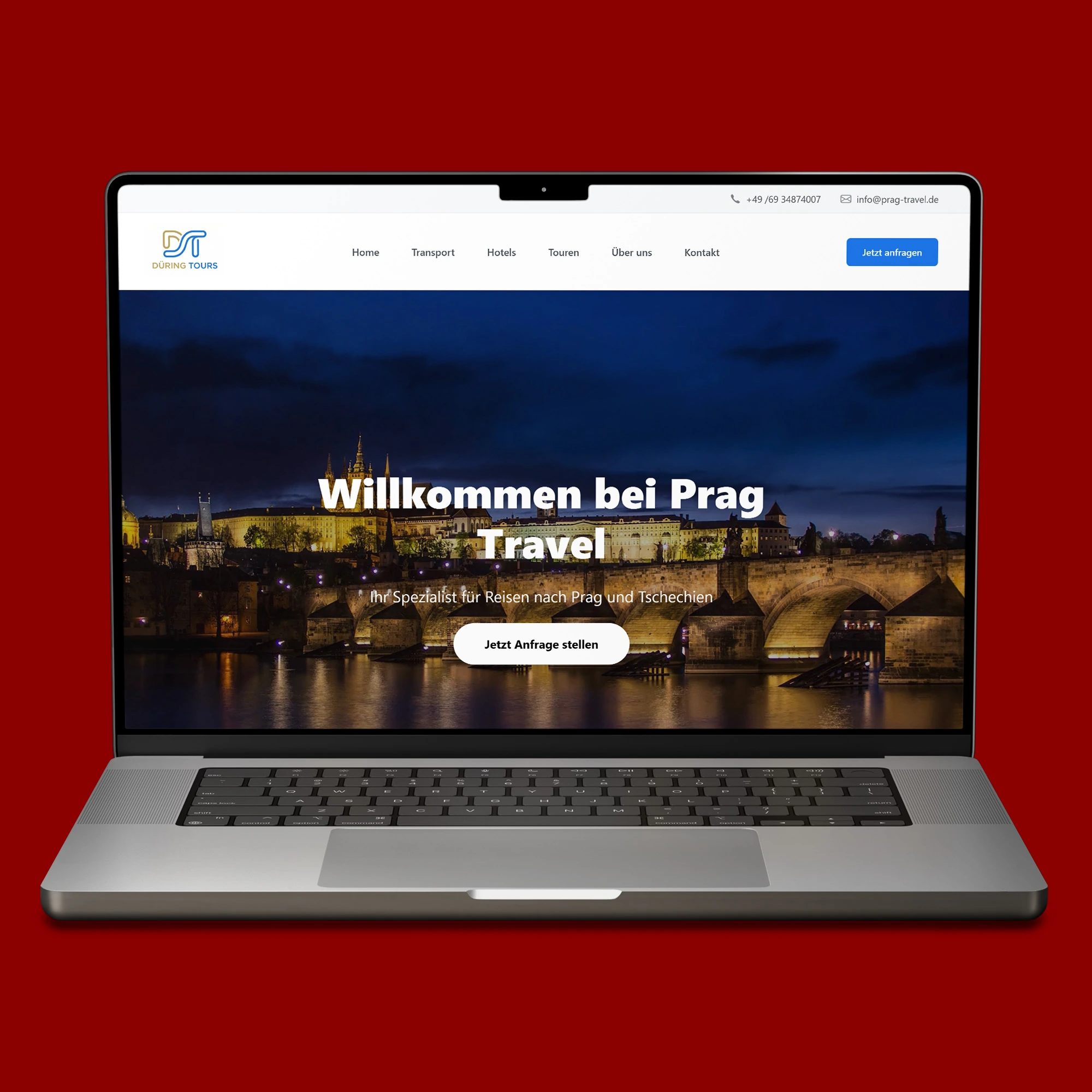 Webová aplikace pro zájezdy a ubytování zobrazená na notebooku MacBook při procházení nabídky služeb