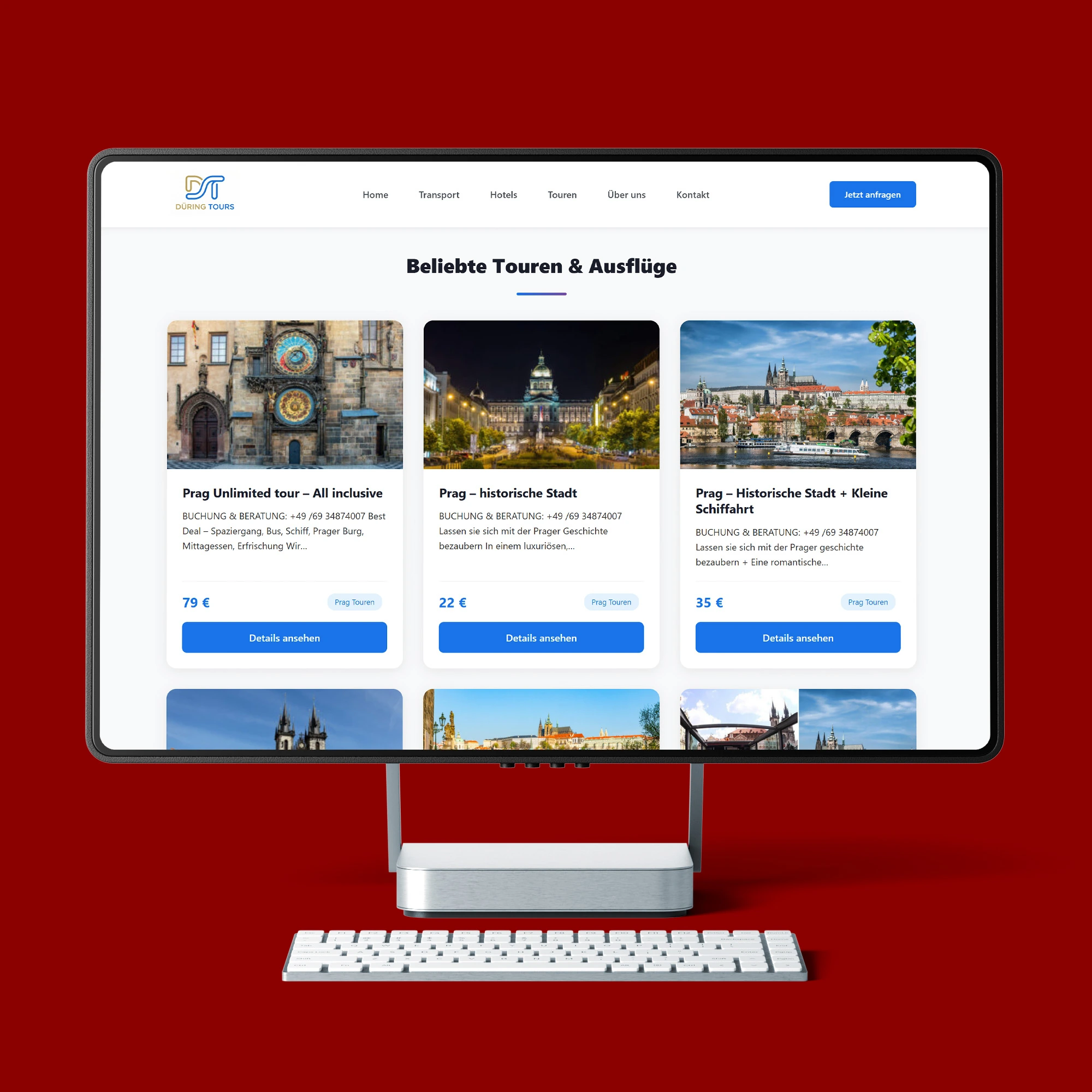 Rezervační web pro cestovní služby v Praze zobrazený na monitoru stolního počítače s přehlednou strukturou obsahu