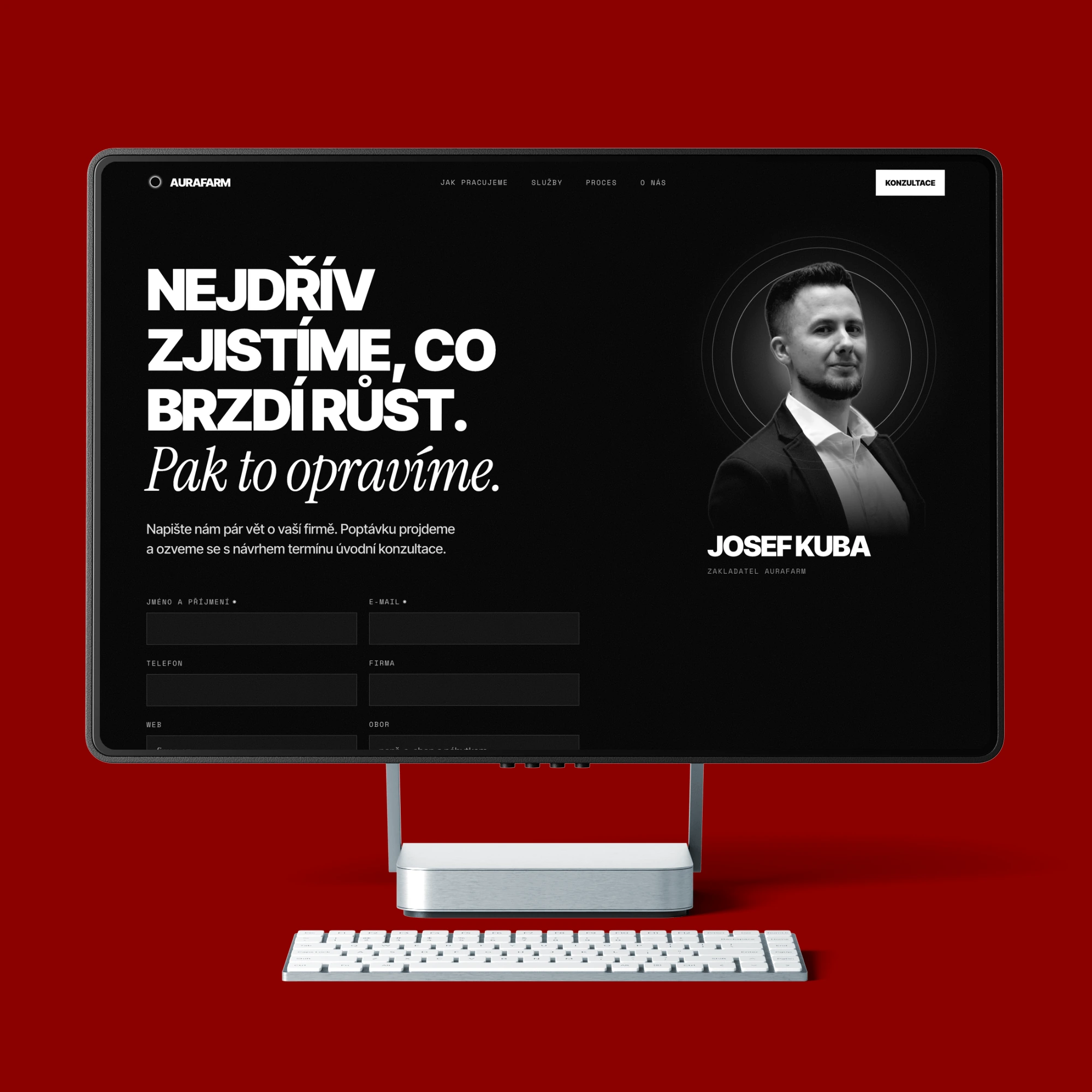 Kontaktní stránka AuraFarm na monitoru s poptávkovým formulářem a portrétem zakladatele Josefa Kuby