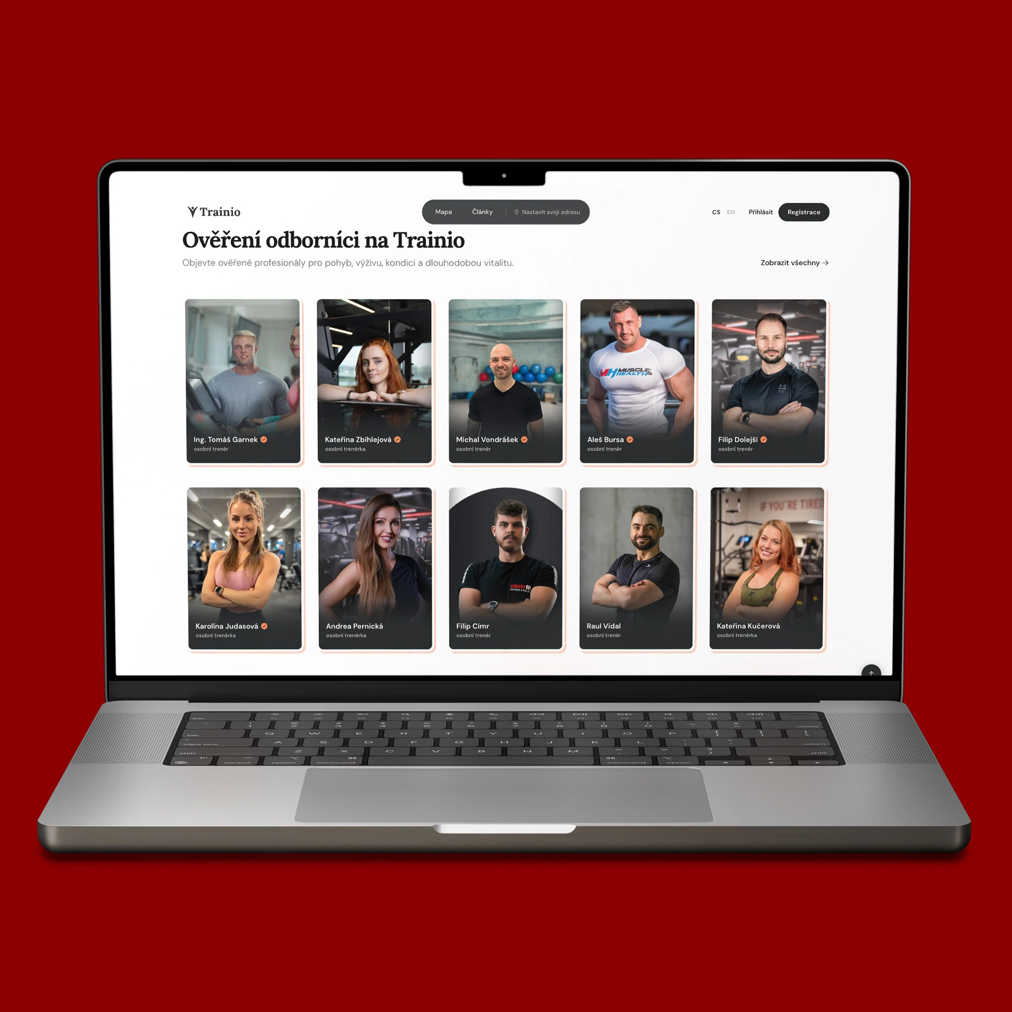 Přehled ověřených trenérů na platformě Trainio v zobrazení na notebooku MacBook s kartami profilů a specializacemi