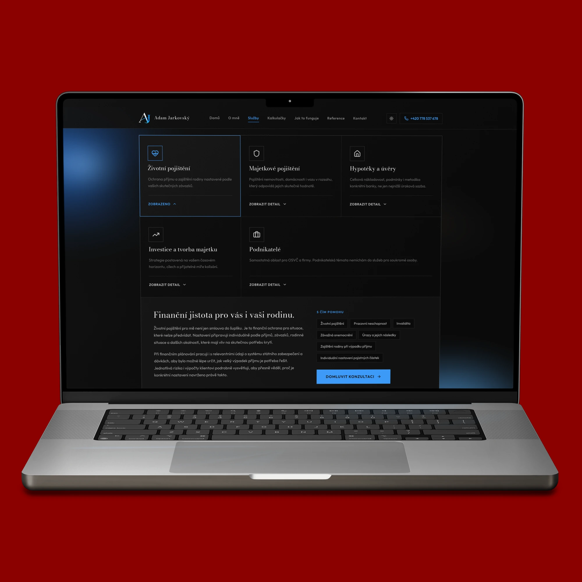 Sekce Služby na webu Adama Jarkovského na MacBooku: pět oblastí poradenství a otevřený detail životního pojištění s tématy, se kterými poradce pomáhá