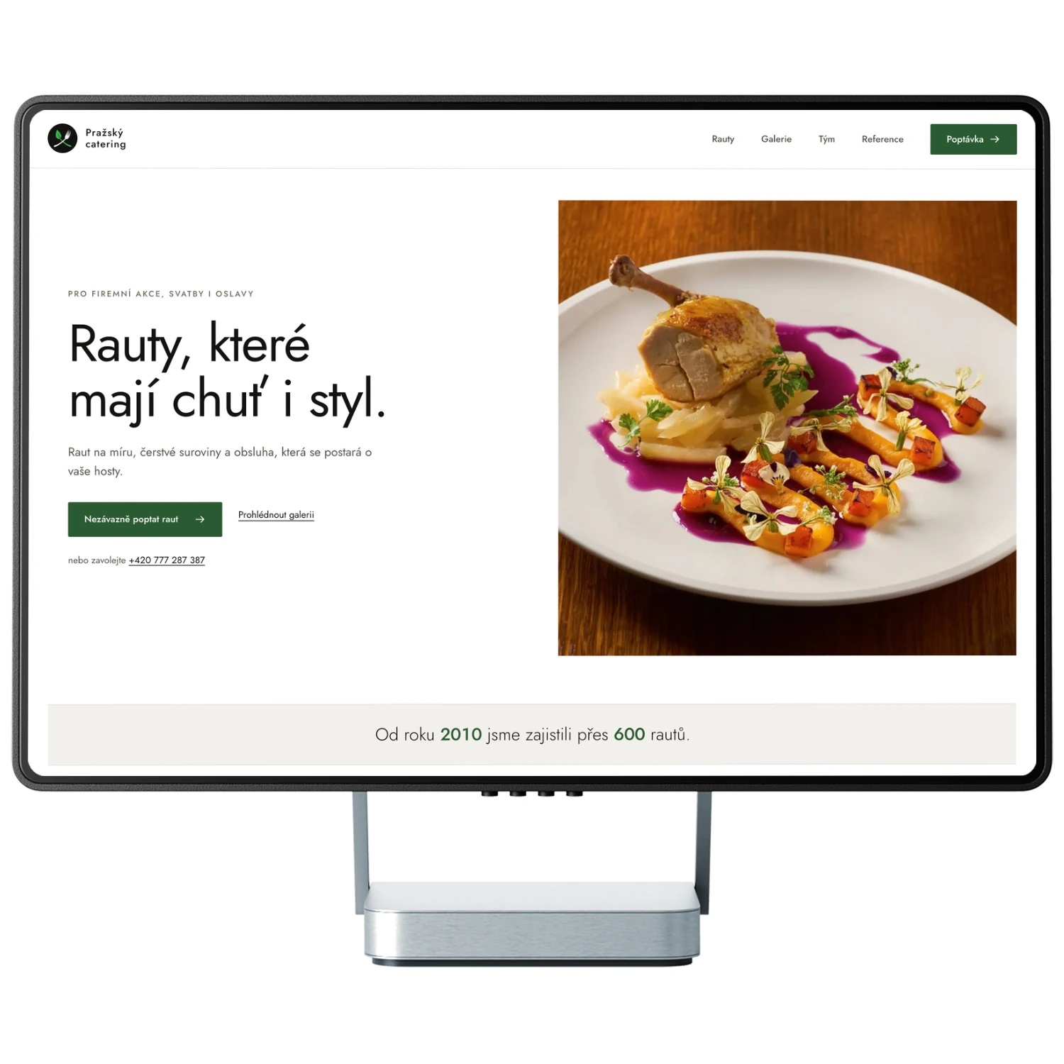 Úvodní sekce webu Pražský Catering na monitoru s nadpisem Rauty, které mají chuť i styl, fotografií jídla a údajem o 600 rautech od roku 2010