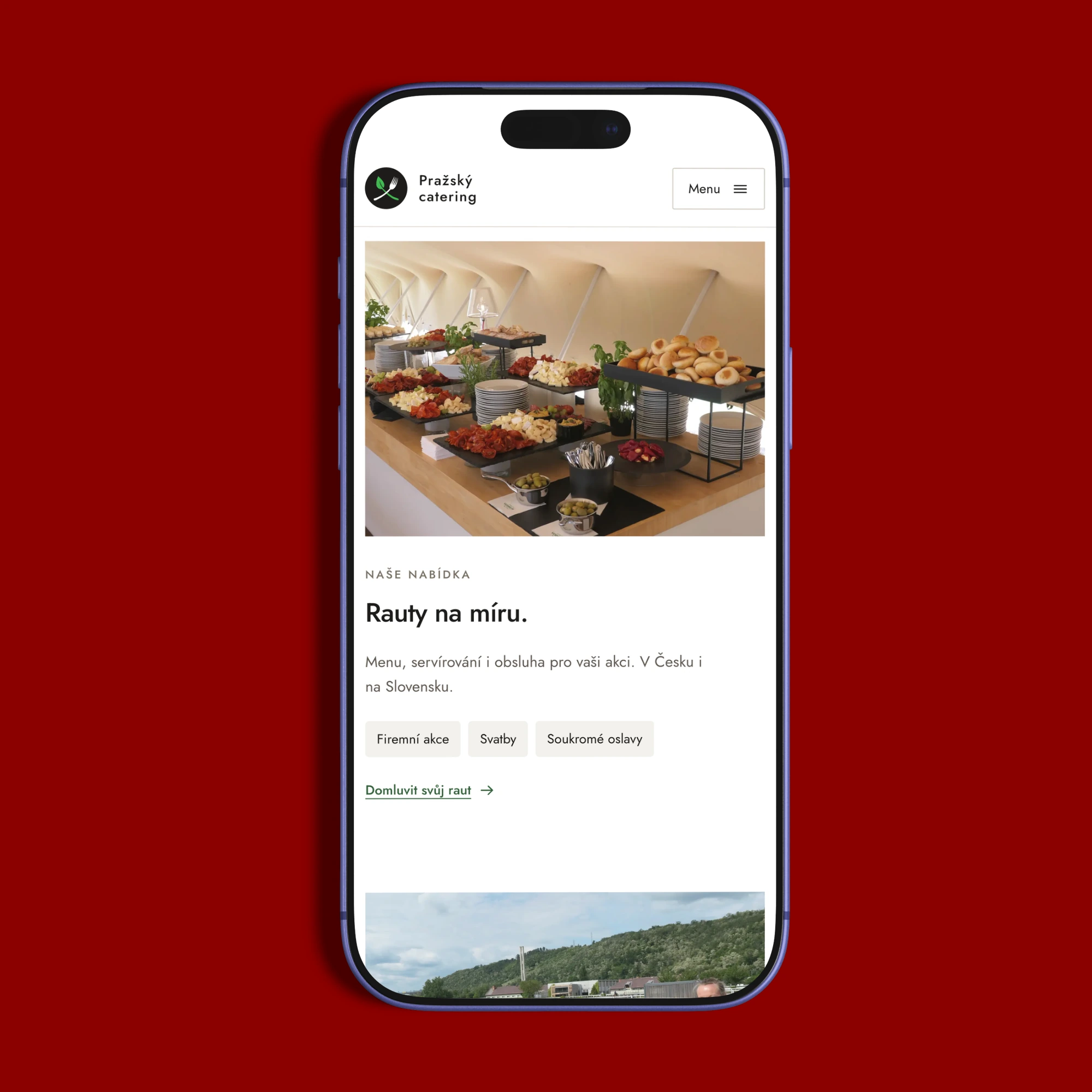 Mobilní verze webu Pražský Catering na iPhonu se sekcí Rauty na míru pro firemní akce, svatby a soukromé oslavy