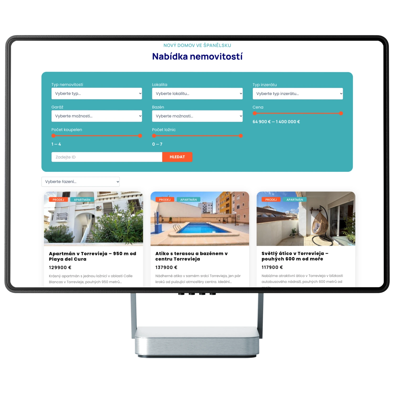 Nabídka nemovitostí na webu Moře Reality na monitoru: filtry podle typu, lokality, bazénu, počtu ložnic a ceny a karty apartmánů v Torrevieji