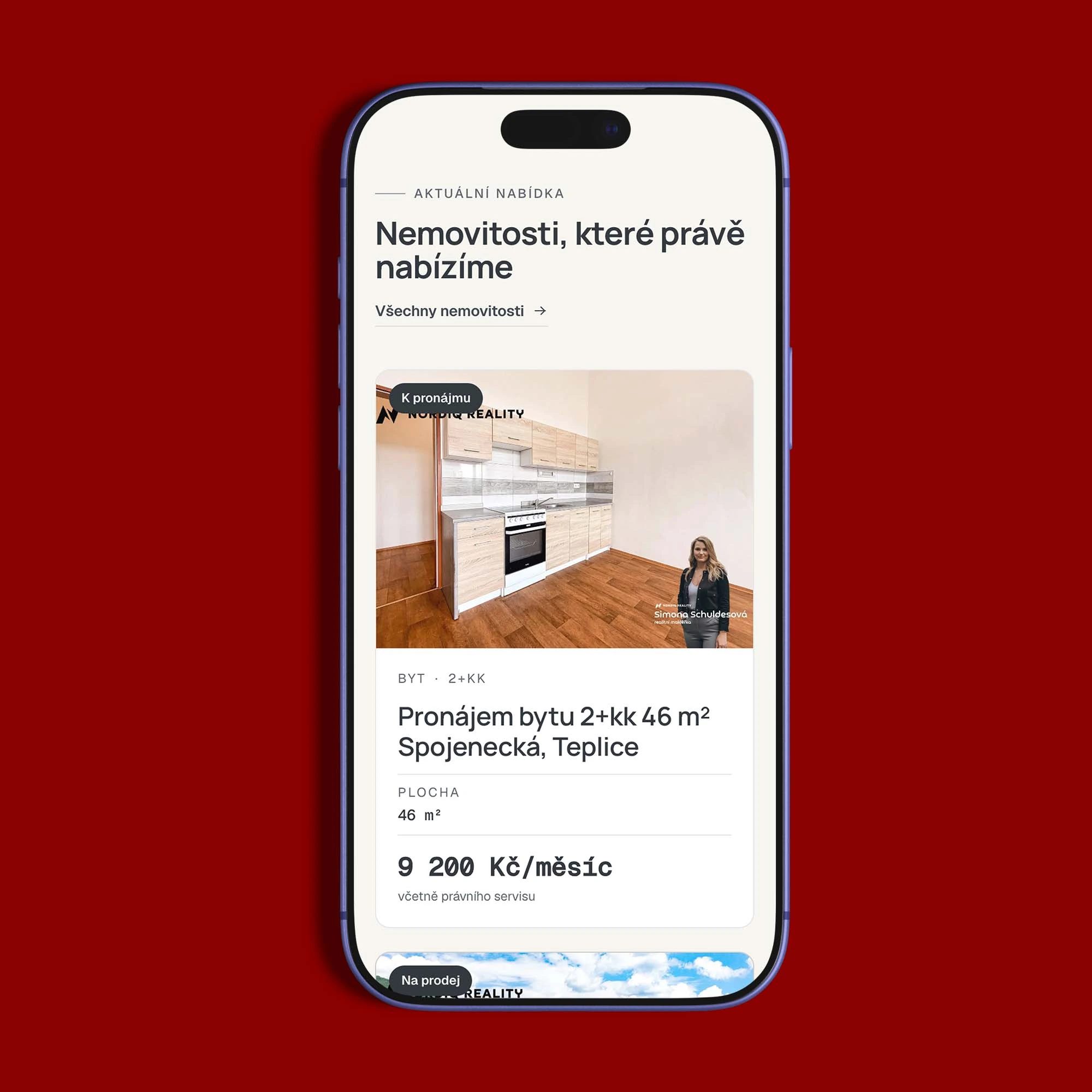 Mobilní verze webu NORDIQ Reality na telefonu s kartou pronájmu bytu 2+kk včetně plochy a měsíční ceny