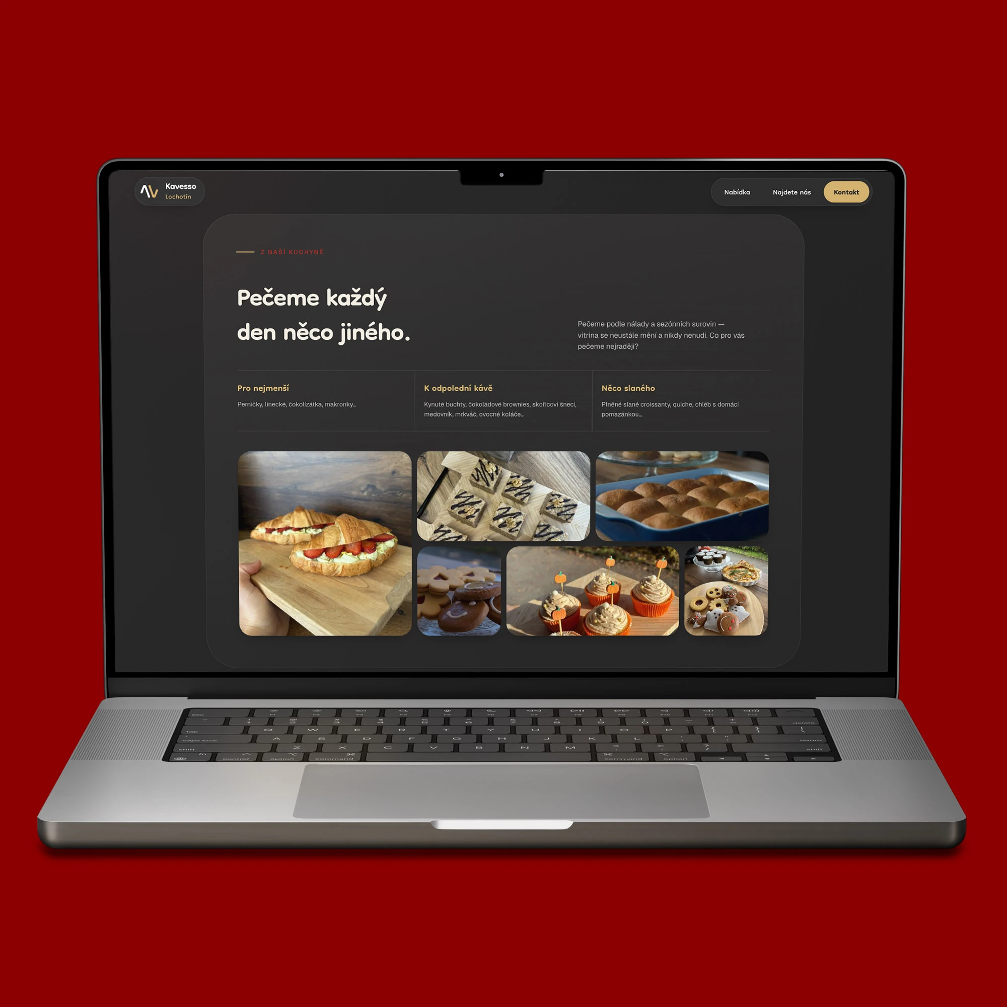 Sekce domácího pečení webu Kavesso Lochotín na notebooku MacBook s fotografiemi koláčů a sladkých dobrot