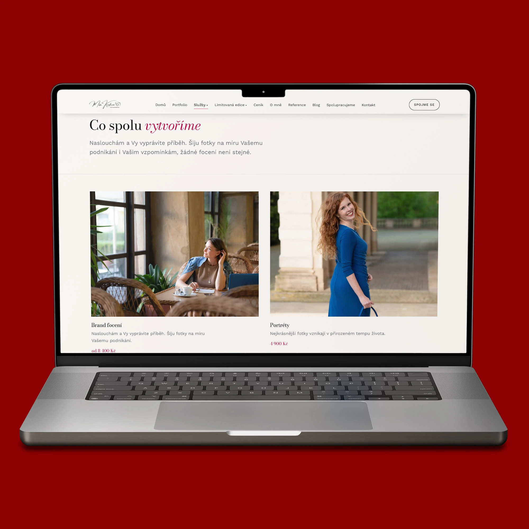 Přehled fotografických služeb na webu Michaely Krafkové v zobrazení na notebooku MacBook s ukázkami portrétů